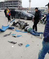 ����ɫ��԰���߽�ͨ�¹ʣ�Ħ�г�������ض���