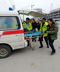 ����ɫ��԰���߽�ͨ�¹ʣ�Ħ�г�������ض���