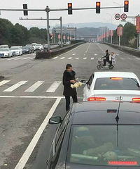 "【爆料】温岭大石一级公路卖甘蔗的大妈又出现了"