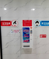 "爸爸一个人带女娃出去玩,遇到宝贝要上厕所"