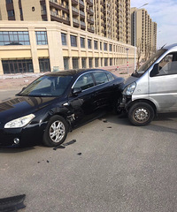 û�к��̵Ƶ�ʮ��·�ڣ���ס�����ֱ�����