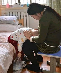 "转8个月宝宝得了这个病,老人怕孩子冷,挖坟要陪孩子一起走"