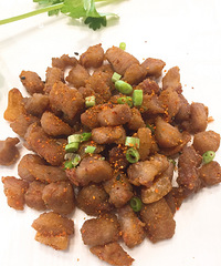 "炸松板肉:这部分肉位于猪颈部两边,因其稀"