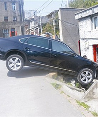 "油门当刹车!男子的轿车“飞”进人家院子"