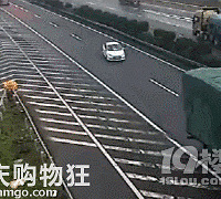 ����С���ڸ��ٳ��ڿ���2���󳵾�����