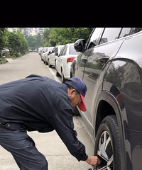 看房子临时停车 不给钱不让走了还放车气
