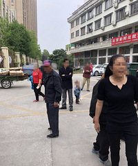 看房子临时停车 不给钱不让走了还放车气