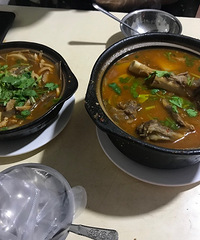 五根腿骨在一个砂锅里 上来的时候香味四溢