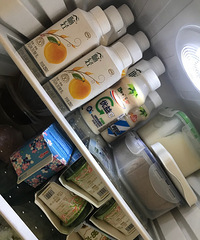 突然感觉自己好富有 酸奶连盖子也不舔了