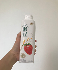 突然感觉自己好富有 酸奶连盖子也不舔了