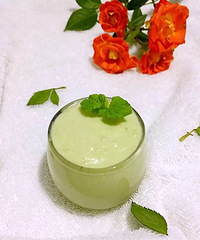 自制香蕉牛油果奶昔 果肉尽量切小块