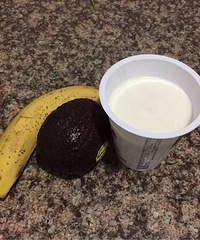 自制香蕉牛油果奶昔 果肉尽量切小块