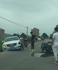 同向行驶的车也能撞这样?真令人费解