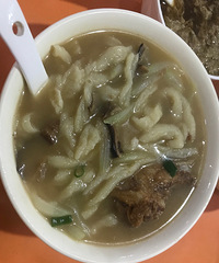 3星麦虾面 桌子泛着油腻腻的光泽