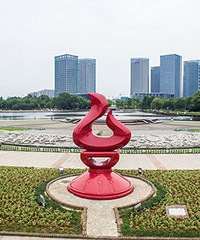 ����������չʷ ��ҡ����ڸ���ռ̨��һ������Ȧ