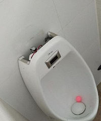 公厕小便池水箱盖都被偷,这个东西很值钱?