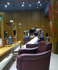 难得有空去理发店,又被使劲推销