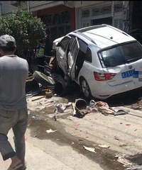 白色轿车猛撞小面包车,面包车车门都撞掉了