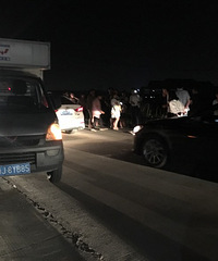 据说大汾阿婆被撞倒在地上,撞人的跑了