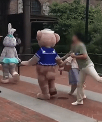 ��ʿ��С�����ͷ���� ��ʿ�������οͰ����ڽ�ֹ��԰