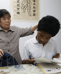 上海阿婆捡娃独自抚养18年:洗一周才发现是个“黑人宝宝”