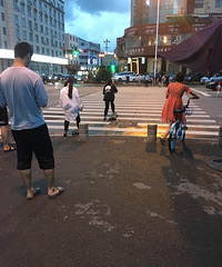 ���۸��᡿�ڽ�ͷ������Σ�յ��˶�������ʲô������