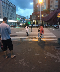 ���۸��᡿�ڽ�ͷ������Σ�յ��˶�������ʲô������