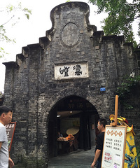 宽巷子窄巷子的成都 小吃唱曲喝茶火锅比较多