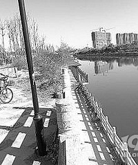 男子把共享单车扔下河 结果被勾住衣服摔骨折