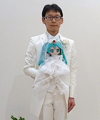 男子宣布和初音未来结婚,并举办婚礼
