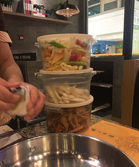 食材还不错 就是服务不是很好 而且没有米饭