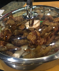 食材还不错 就是服务不是很好 而且没有米饭