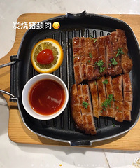 肉是真的好吃 只是还要收服务费 米饭要5元一碗
