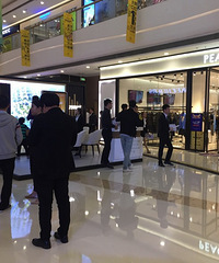 万科城在万达的展厅 销售好热情