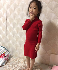 【带娃日常】穿新衣服摆POSE不重样 踢小腿笑死大家