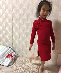 【带娃日常】穿新衣服摆POSE不重样 踢小腿笑死大家