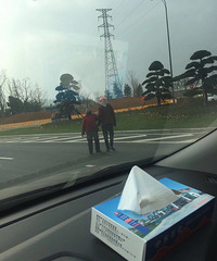 职业不分贵贱,心灵美才是真善美。农民工很小心的扶老奶奶过马路