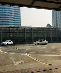 太吓人了!驾校竟悬在20米高的楼顶,刹车没踩好就…