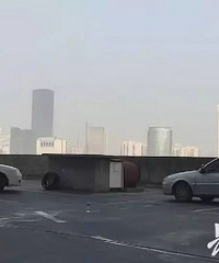 太吓人了!驾校竟悬在20米高的楼顶,刹车没踩好就…