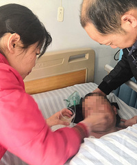 80大寿杀猪庆贺,老汉竟被濒死的猪踢进滚沸的开水锅!结果..
