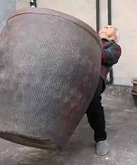 浙江88岁奶奶能举80斤水缸、做一字马!网友直呼太惭愧