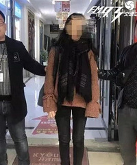杭州一年轻妈妈为省钱,开着奥迪车来偷菜,一家店连偷5次!