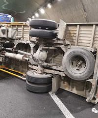 û����ס���򣬻��������ڲ෭������ͨ���ж�1.5Сʱ