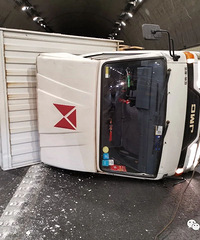 û����ס���򣬻��������ڲ෭������ͨ���ж�1.5Сʱ