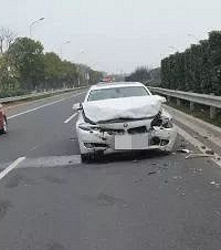台州一宝马追尾五菱车,车损十几万!车主懵了!
