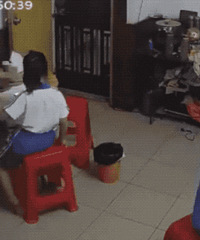 ���˷�ָ��СŮ����ұ���һ���˳���Ͳ����Ƶ�贫���ոգ�����ͨ