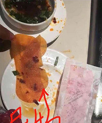 女顾客海底捞吃出异物索赔百万!真相来了,让网友气炸!