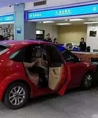油门当刹车!19岁女司机驾车冲进税务办证大厅