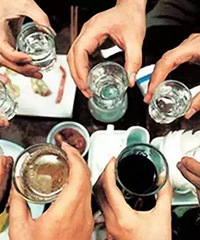男子在年会上过量饮酒死亡,家属向同事索赔20万,结果…