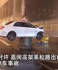 朋友圈抖音都在问,这车到底怎么上去的?!